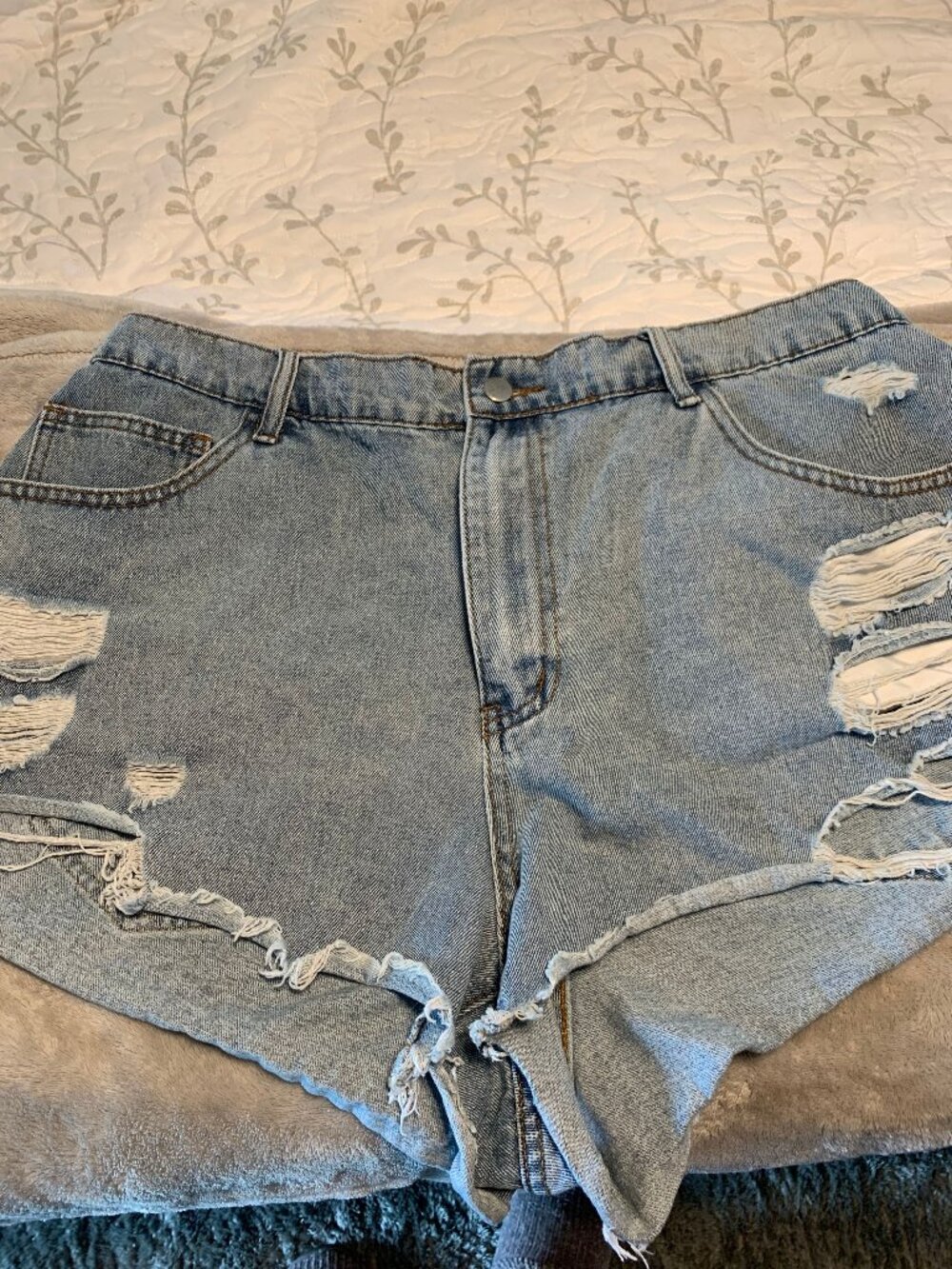 SHEIN Distressed Denim Cutoff Shorts Women's Size Small Light Wash Frayed 3XL